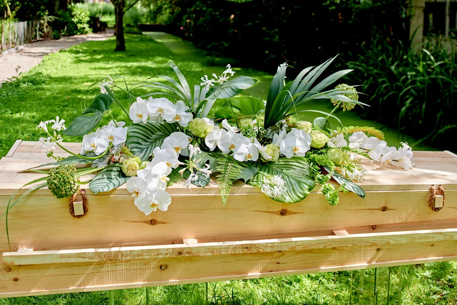 Kistbedekking Omhelzing, bloemen voor op de kist voor de uitvaart