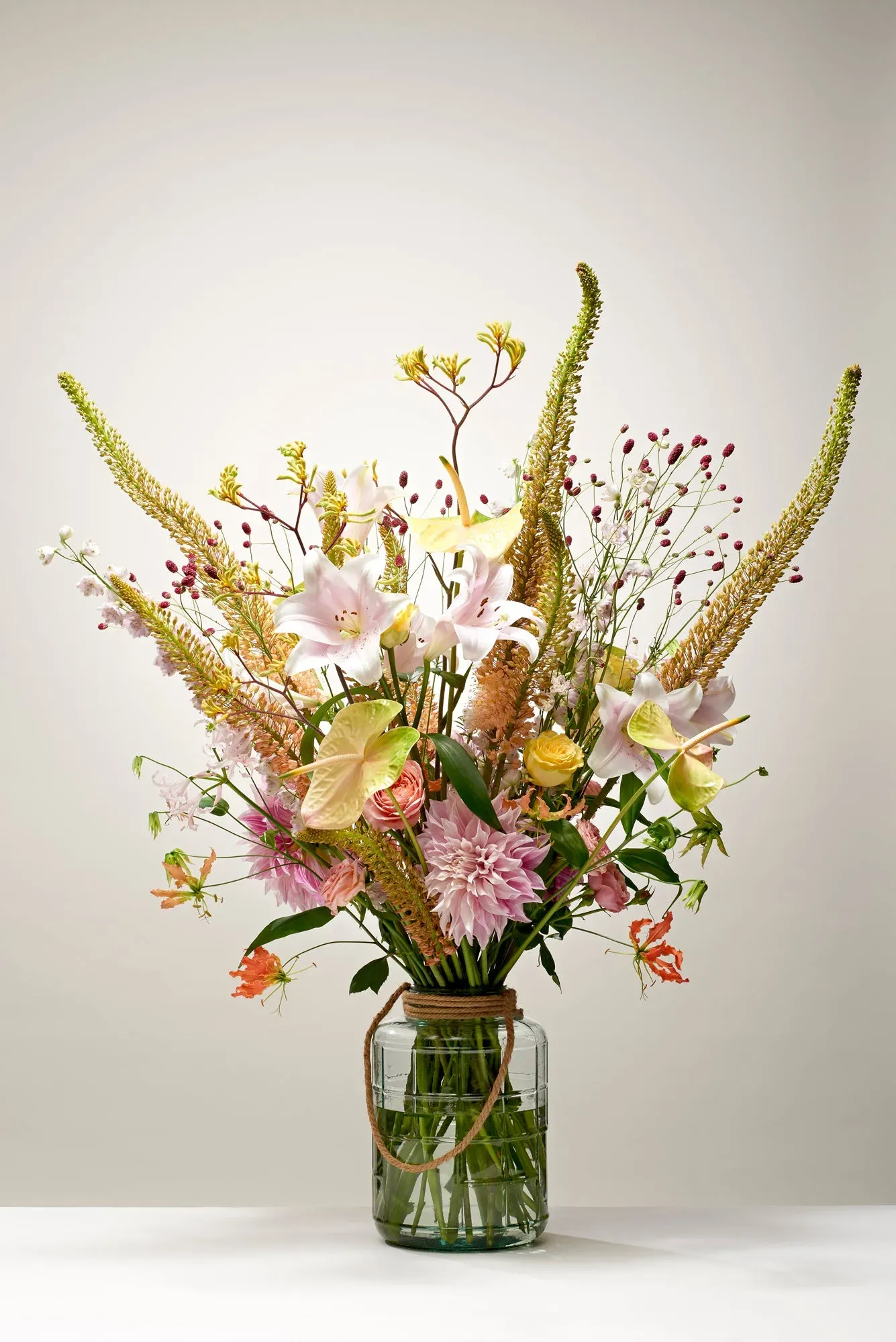 Vaasarrangement Ik Mis Je met bloemen in zachte tinten